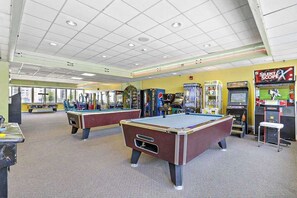 Games room - Convenient condo with side ocean views, balcony, pools, & tennis (Ocean City)