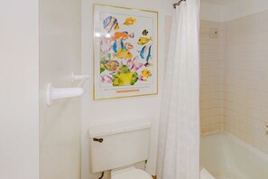 Shower, towels - Oceanfront Condo with Beach Views, Balcony, AC, WiFi & Shared Outdoor Pool (Ocean City)