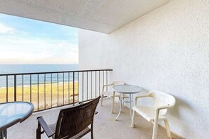 Property grounds - Oceanfront Condo with a Balcony, Beach Views, AC, WiFi & Shared Outdoor Pool (Ocean City)