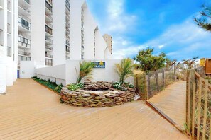 Property grounds - Air-Conditioned, Oceanfront Condo with Balcony, WiFi, Laundry & Shared Pool (Ocean City)