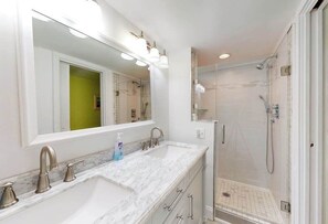 Shower, towels - Air-Conditioned, Oceanfront Condo with Balcony, WiFi, Laundry & Shared Pool (Ocean City)