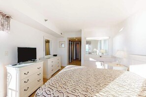 2 bedrooms, Internet, bed sheets - Oceanfront Condo on the Beach with Balcony, WiFi, AC & Shared Pools/Hot Tub (Ocean City)