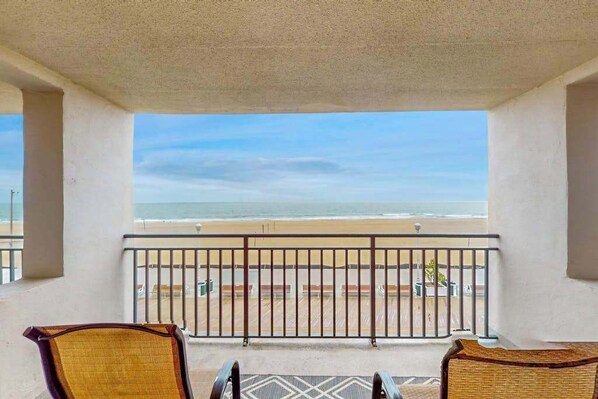 Property grounds - Oceanfront condo on the boardwalk with balcony, central AC, WiFi, & great view (Ocean City)