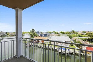 Property grounds - Canal-Front Condo 3 Blocks from Beach w/Private Balcony & Shared Outdoor Pool (Ocean City)