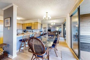 Dining - Convenient condo with outdoor pool, WiFi & private washer/dryer (Ocean City)