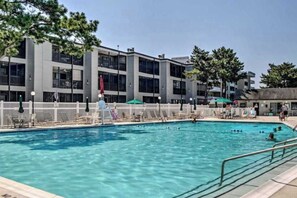 Pool - Convenient condo with outdoor pool, WiFi & private washer/dryer (Ocean City)