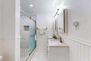 Shower, hair dryer, towels - Convenient condo with outdoor pool, WiFi & private washer/dryer (Ocean City)