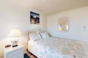 Iron/ironing board, WiFi, bed sheets - Oceanfront Condo w/ Balcony, Sunrise Views, WiFi, AC & Washer/Dryer (Ocean City)