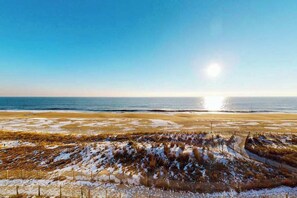 On the beach - Oceanfront Condo w/ Balcony, Sunrise Views, WiFi, AC & Washer/Dryer (Ocean City)