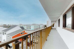 Property grounds - Ideal Beachfront Condo w/Balcony, Views, Washer/Dryer, Free WiFi, Central A/C (Ocean City)