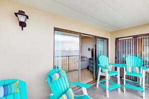 Terrace/patio - Beachfront family-friendly condo w/amazing views, private balcony, central A/C (Ocean City)