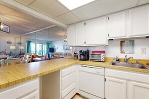 Fridge, microwave, oven, stovetop - Beachfront family-friendly condo w/amazing views, private balcony, central A/C (Ocean City)