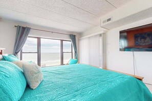 2 bedrooms, WiFi, bed sheets - Beachfront family-friendly condo w/amazing views, private balcony, central A/C (Ocean City)