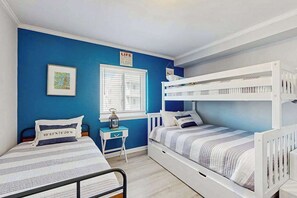 2 bedrooms, travel cot, WiFi, bed sheets - Second-Floor Condo 1 Block from the Beach w/ Balcony, AC, WiFi & Shared Pool (Ocean City)