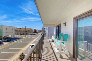 Property grounds - Second-Floor Condo 1 Block from the Beach w/ Balcony, AC, WiFi & Shared Pool (Ocean City)