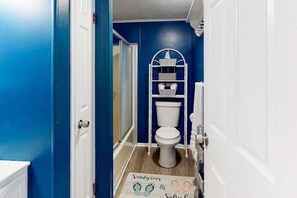 Shower, hair dryer, towels - Ocean-Themed Condo near the Ocean w/Private Washer/Dryer, Central A/C, WiFi (Ocean City)