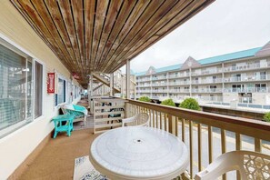 Terrace/patio - Budget-Friendly Beach Condo w/Private Washer/Dryer, Central A/C, WiFi (Ocean City)
