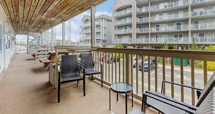 Budget-Friendly Beach Condo near the Ocean w/Private Washer/Dryer & Central A/C