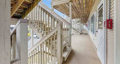 Budget-Friendly Beach Condo near the Ocean w/Private Washer/Dryer & Central A/C