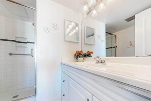 Shower, towels - Updated near the beach with balcony, pool, gym & sauna (Ocean City)