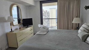 2 bedrooms, iron/ironing board, WiFi, bed sheets - Inviting beach condo with pools, gym, tennis courts & balcony (Ocean City)