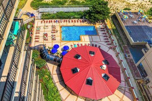 Pool - Breezy inviting condo with balcony, pools, gym, game room & tennis (Ocean City)