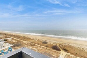 On the beach - Modern, ocean-view condo with balcony, pools, saunas, tennis & gym (Ocean City)