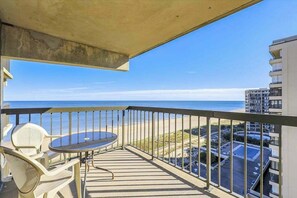 Property grounds - Beachfront condo with balcony, game room, pools, sauna & gym (Ocean City)