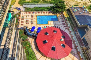 Pool - Beachfront condo with balcony, game room, pools, sauna & gym (Ocean City)