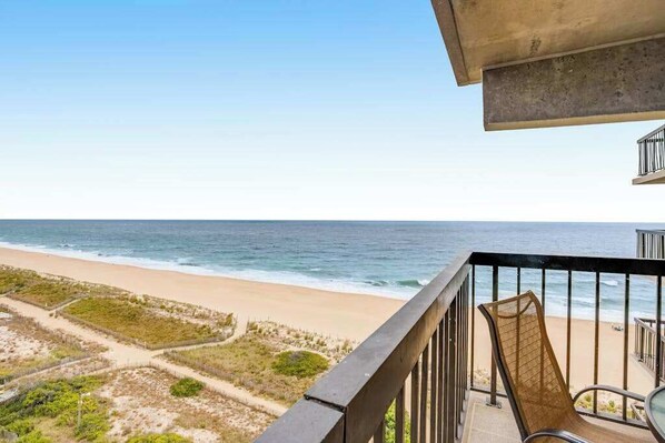 Property grounds - Beachfront corner condo with balcony, pools, sauna & tennis (Ocean City)