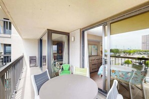 Outdoor dining - Stylish inviting beach condo with balcony, pools, gym & sauna (Ocean City)