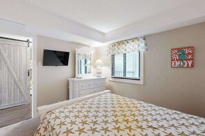 3 bedrooms, WiFi, bed sheets - Stylish inviting beach condo with balcony, pools, gym & sauna (Ocean City)