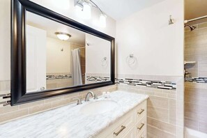 Shower, towels - Stylish inviting beach condo with balcony, pools, gym & sauna (Ocean City)