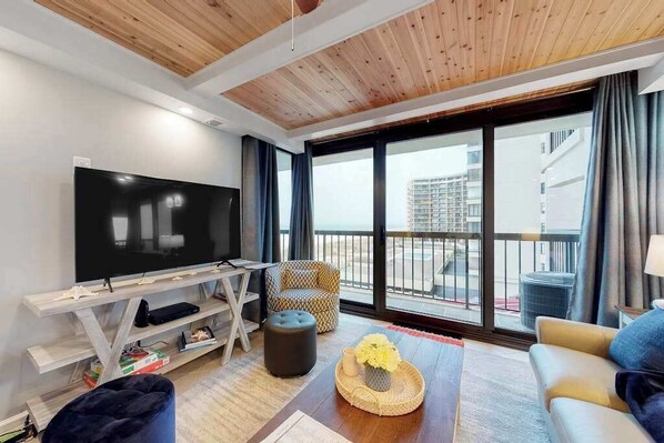 TV, offices - Spacious beach condo with balcony, beach views, pools, gym & AC (Ocean City)