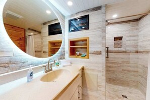 Shower, towels - Spacious beach condo with balcony, beach views, pools, gym & AC (Ocean City)