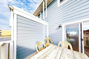 Outdoor dining - Private Oceanfront Townhouse w/Balcony, Great Views, Washer/Dryer, Central A/C (Ocean City)