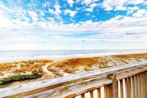 On the beach - Private Oceanfront Townhouse w/Balcony, Great Views, Washer/Dryer, Central A/C (Ocean City)