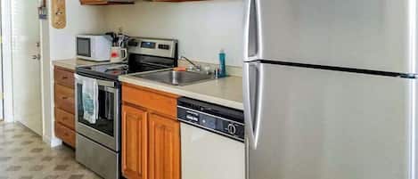 Refrigerador, microondas, horno y parrilla de estufa