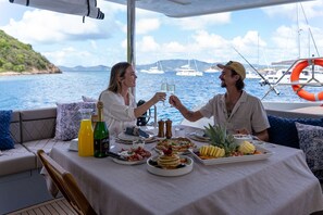 Outdoor dining - Floating Villa: All-Inclusive Yacht Vacation with Captain & Chef - 12 Guests (Road Town)