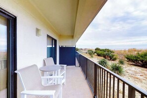 Terrace/patio - Oceanfront, Ground-Floor Condo w/ Patio, Fast WiFi, Central AC & Washer/Dryer (Ocean City)