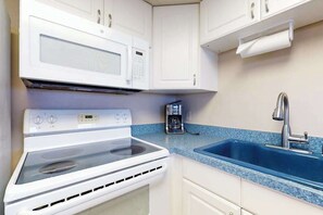 Fridge, microwave, oven, stovetop - Oceanfront, Ground-Floor Condo w/ Patio, Fast WiFi, Central AC & Washer/Dryer (Ocean City)