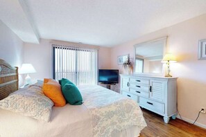 3 bedrooms, WiFi, bed sheets - Oceanfront, Ground-Floor Condo w/ Patio, Fast WiFi, Central AC & Washer/Dryer (Ocean City)