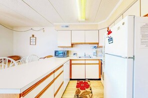 Fridge, microwave, oven, stovetop - Salty Sands II 301 (Ocean City)