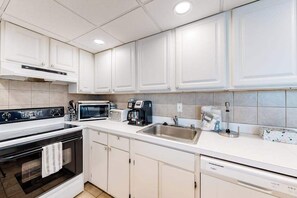 Fridge, microwave, oven, stovetop - Well-equipped condo with balcony, W/D, pools, & tennis (Ocean City)