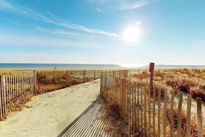 On the beach - Waterfront Condo w/Private Balcony, W/D, Shared Outdoor Pool & Kiddie Pool, A/C (Ocean City)