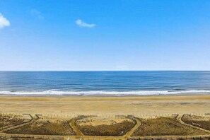 On the beach - Ideal waterfront condo with pools, private balcony & W/D (Ocean City)