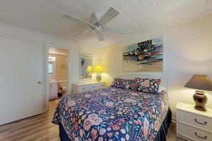 2 bedrooms, WiFi, bed sheets - Ocean Block Condo with a Balcony, Side Ocean View, AC, WiFi & Shared Pool (Ocean City)