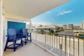Property grounds - Ocean Block Condo with a Balcony, Side Ocean View, AC, WiFi & Shared Pool (Ocean City)