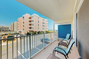 Property grounds - Ocean Block Condo with a Balcony, Side Ocean View, AC, WiFi & Shared Pool (Ocean City)