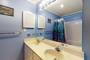Shower, towels - Elegant Sun-Filled Condo w/Screened Balcony, Water Views, Shared Pool, Free WiFi (Ocean City)